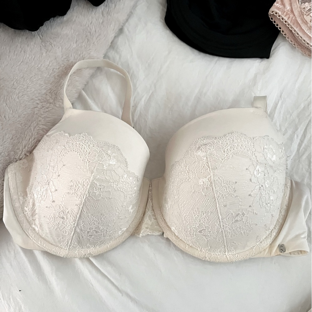 Lacy White 40D Bra